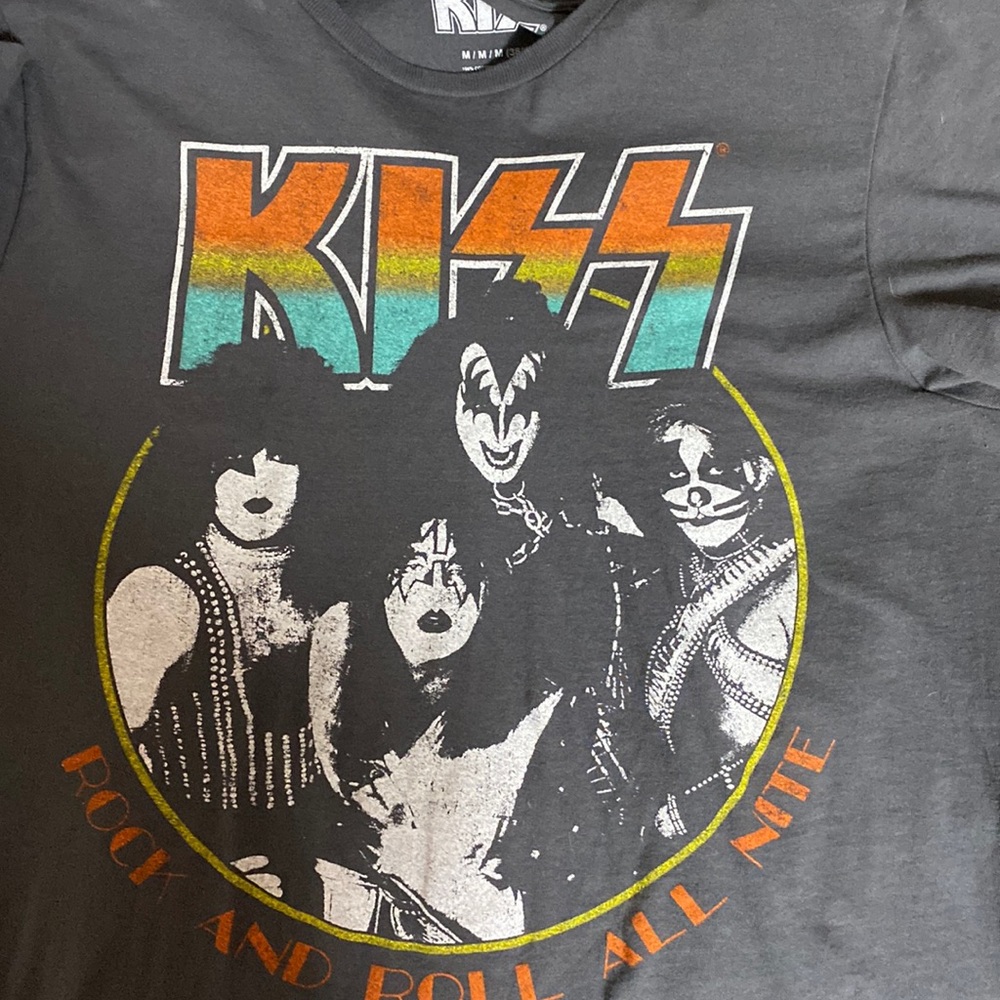 KISS tee